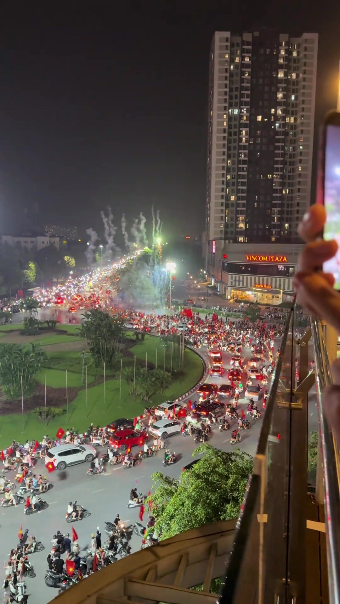 摩托車又出來炸街了！越南擊敗泰國衛冕東盟盃，球迷騎車上街慶祝