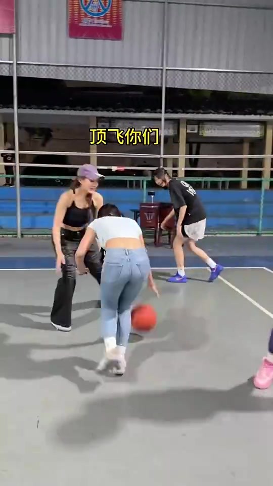 不会打球的女生聚在一起打球！场面到底有多乱？🙈