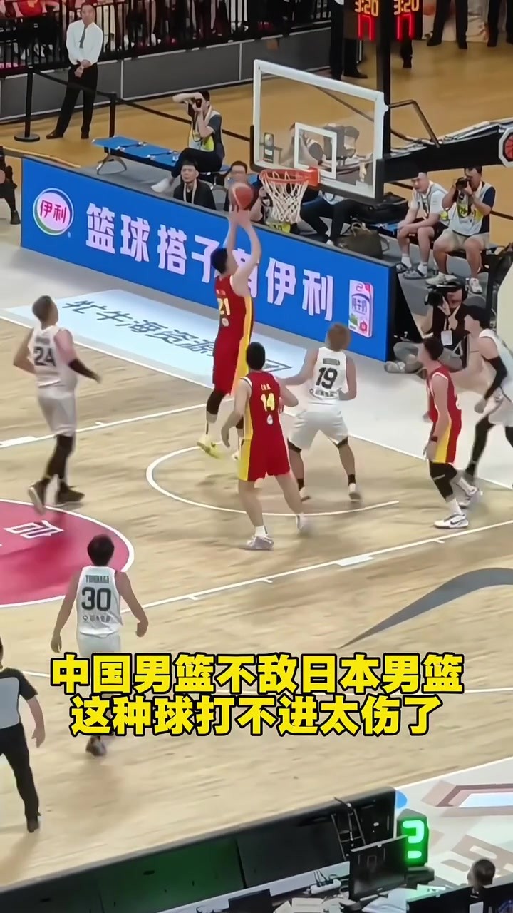 球迷实拍：中国男篮简单球连续3次打不进！太伤士气了！