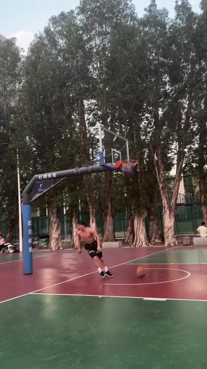 大哥这暴扣确实牛逼啊！背后也付出了巨大努力！